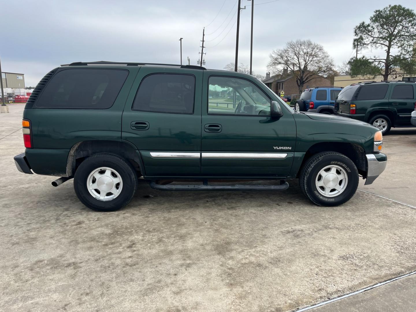 2004 green /TAN GMC Yukon 2WD (1GKEC13V94R) with an 4.8L V8 OHV 16V engine, 4-Speed Automatic Overdrive transmission, located at 14700 Tomball Parkway 249, Houston, TX, 77086, (281) 444-2200, 29.928619, -95.504074 - Photo#7